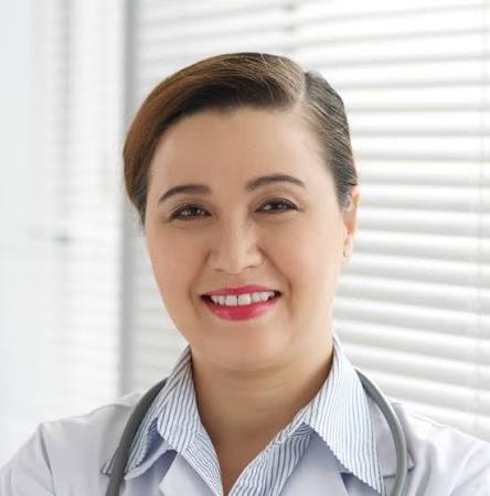 Retrato de Sarah Chen, directora financiera, cliente de Century Labo en Singapur